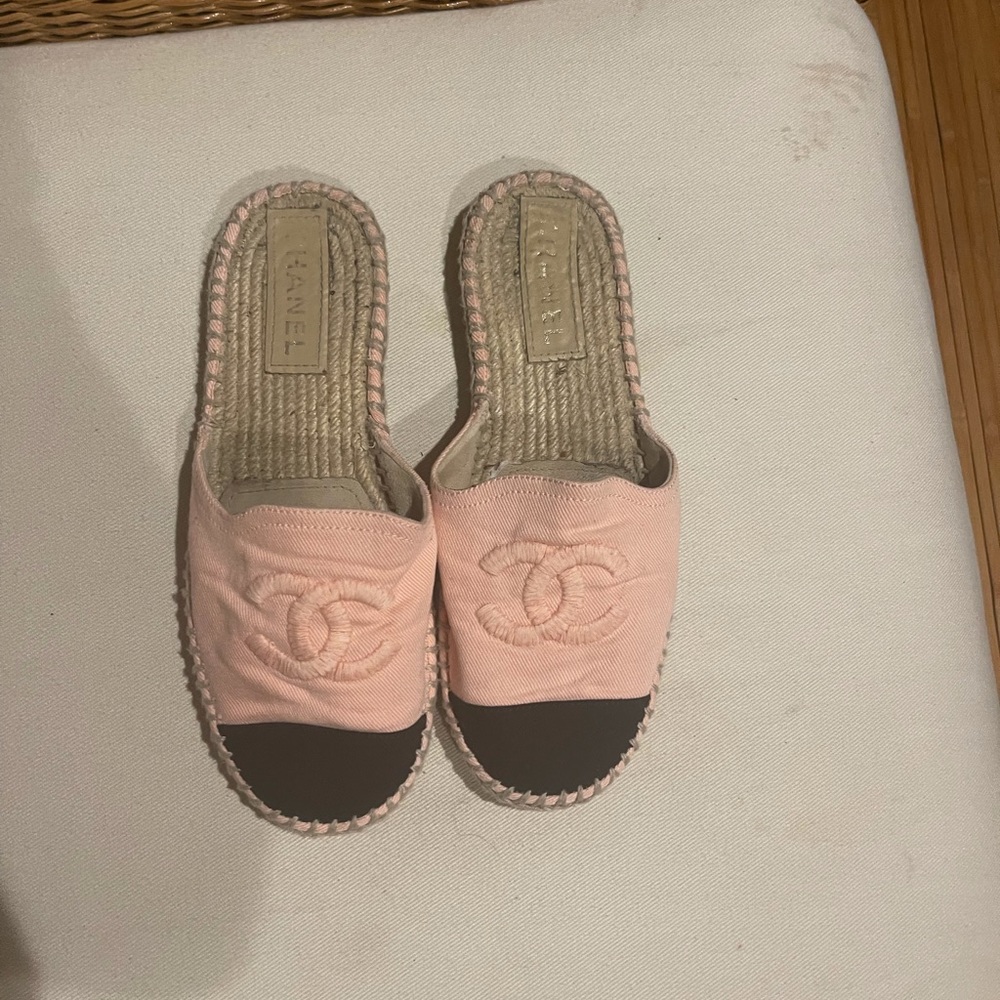 Chanel Cap-Toe Espadrilles in Pink Jute with Interlocking CC Logo, Round toe